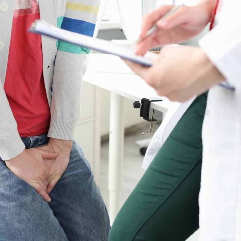Testis hastalıkları belirtileri arasından testiste şiddetli ağrı hisseden bir hasta uzman doktora muayene oluyor. Testis hastalıkları belirtileri arasından testiste şiddetli ağrı hisseden bir hasta uzman doktora muayene oluyor.